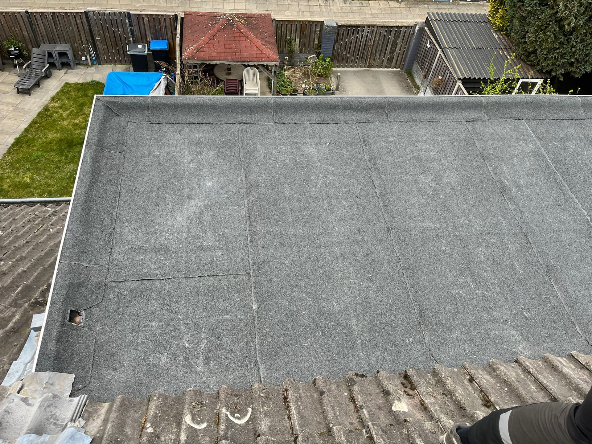 Nieuw bitumen plat dak op een bedrijfspand in Rosmalen