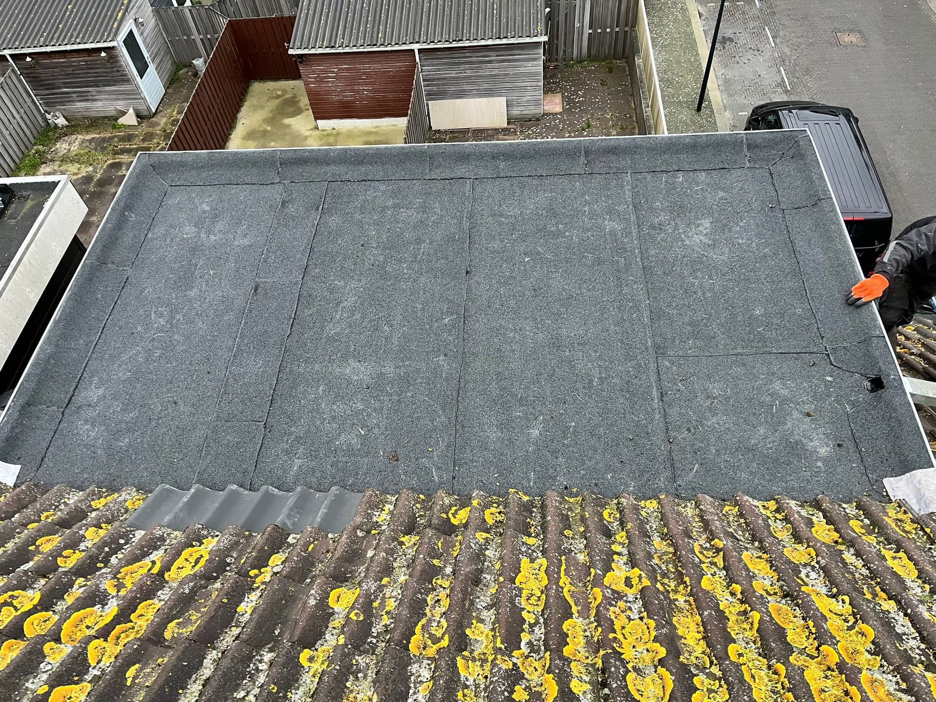 Nieuw plat dak met bitumen dakbedekking op een aanbouw, na vervanging